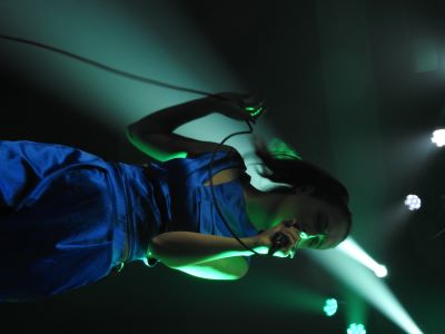 Picture of artist Alice Merton performing in fall 2019